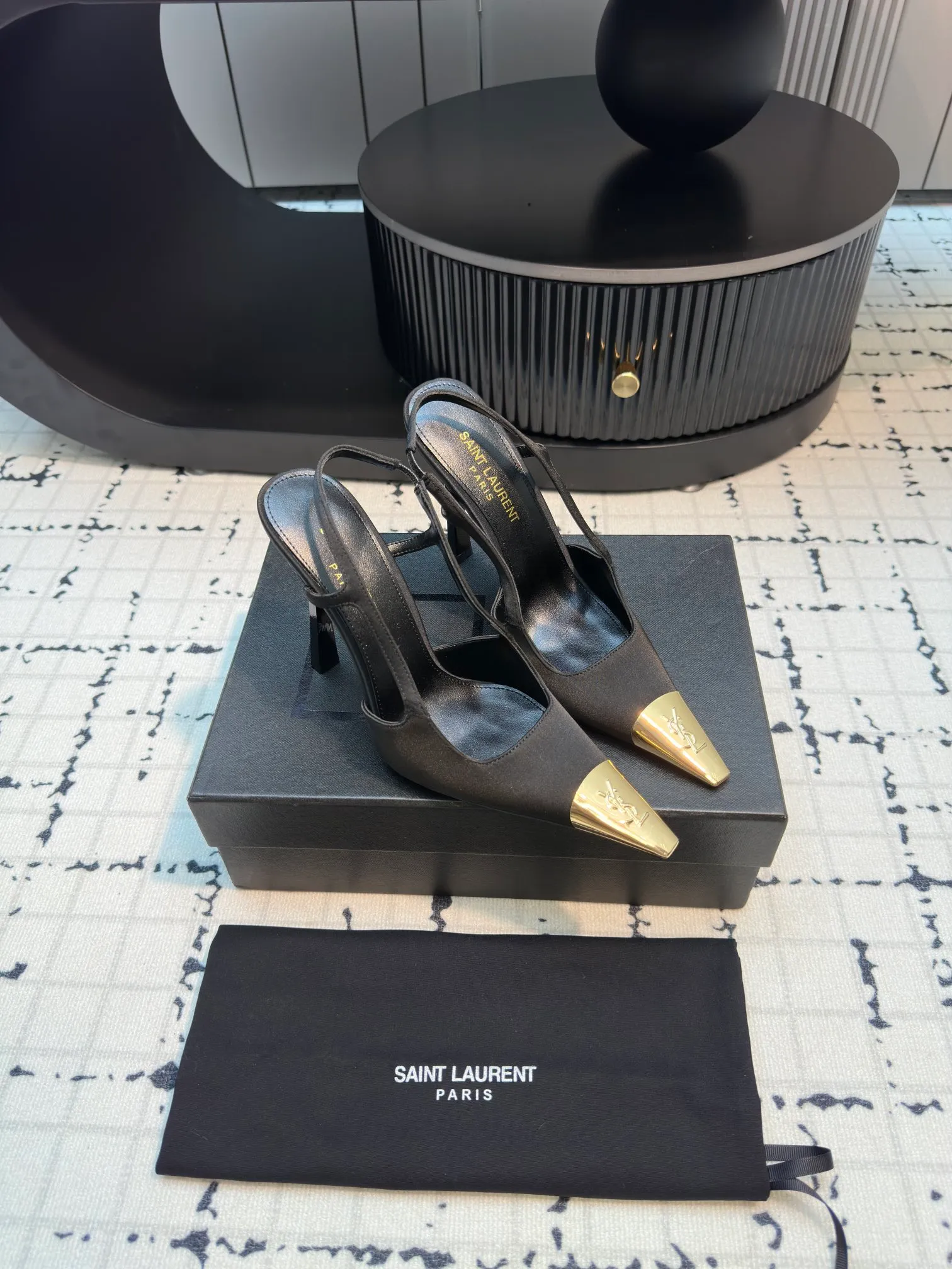 👟👟Ex-factory price 560👟👟 laurent 2025 spring and summer new YSL small gold-toed high heels, very stable on the foot, super heeling, feel free to buy! The heel is custom-made from a new mold. It is an exclusive heel. The height is the same as the original one to distinguish various incorrect versions! High-end sexy, ysl still understands women best❤️ Upper: Silk Lining: Sheepskin Sole: Italian genuine leather outsole Size: 35/40 (40 is custom-made and cannot be returned or exchanged)